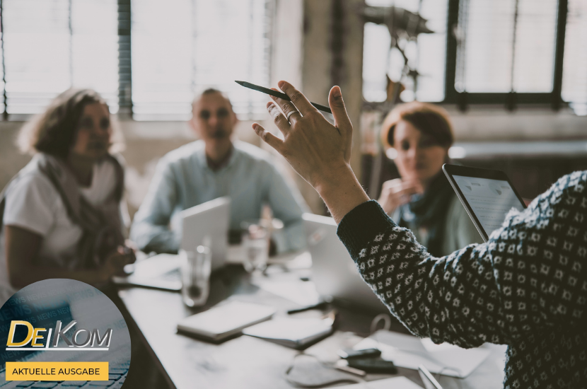 Person, die drei anderen Personen etwas erklärt